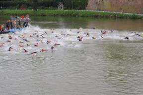 米兰体育登录入口官网-“新加坡泳池见证泳坛巨星！2025世界游泳锦标赛激烈开赛”